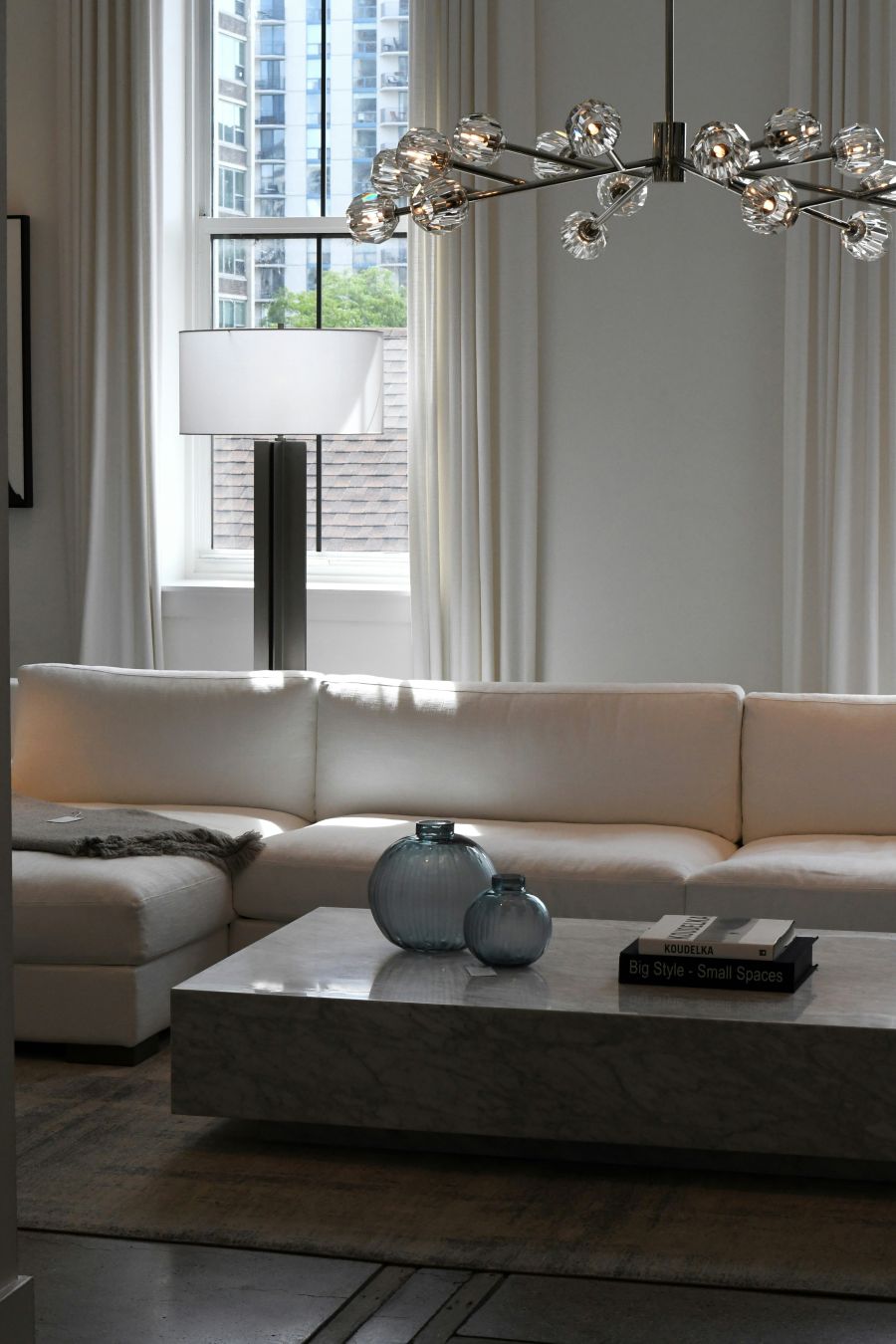 bijeli namjestaj trendovi 2025 uredenje doma interijera stolici lampe kreveti