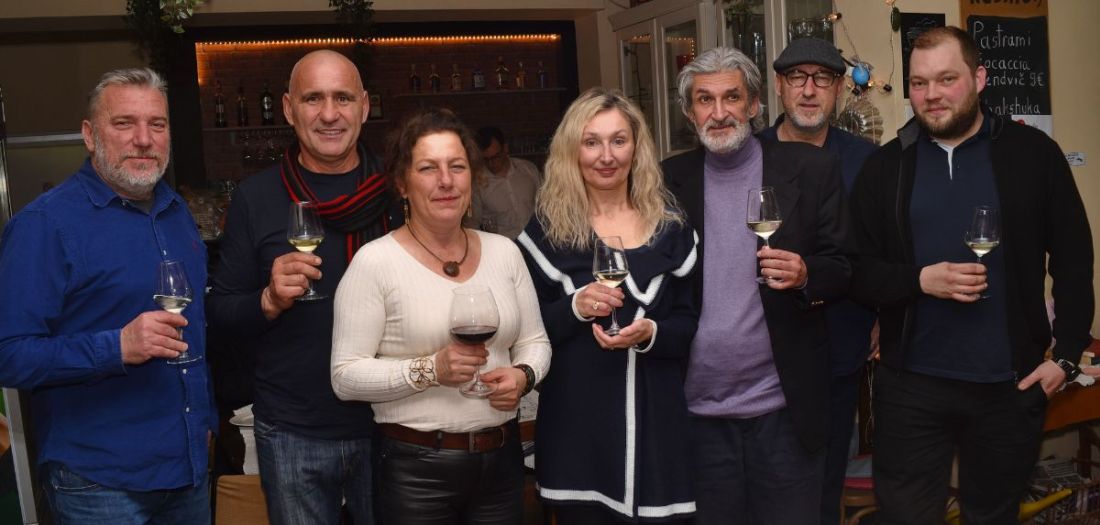 Vino uz žlicu u bistrou Darling & Shegrts Vino uz žlicu u bistrou Darling & Shegrts