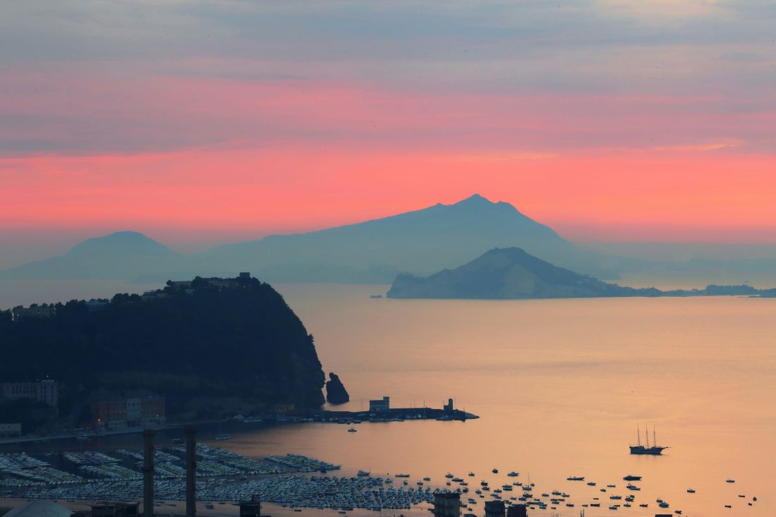 italija otok procida putovanjepogled na more