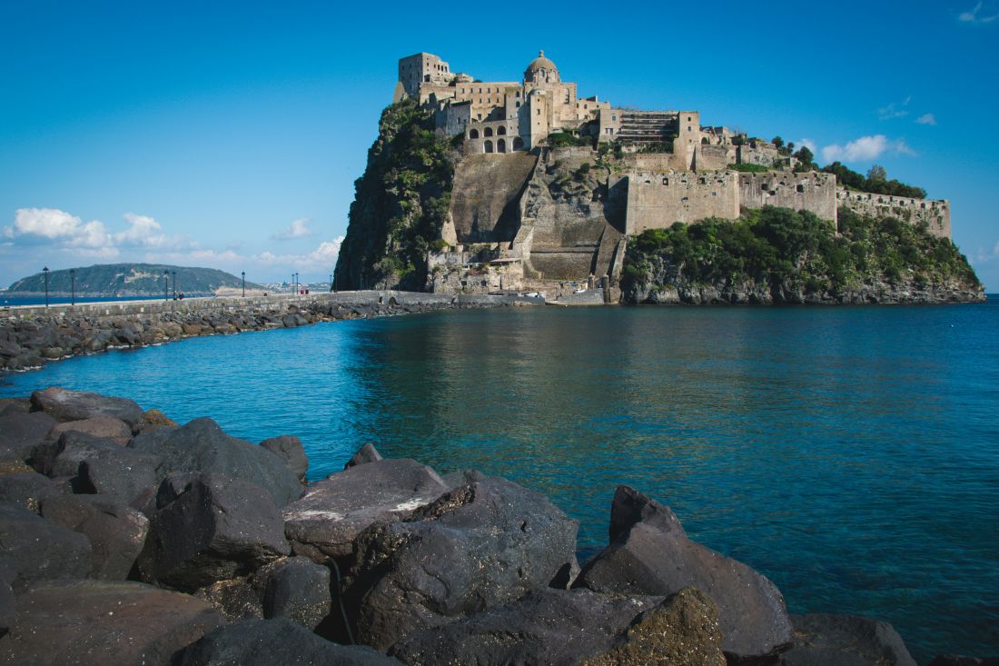 otok Ischia zanmenitost Castello Aragonese Italija