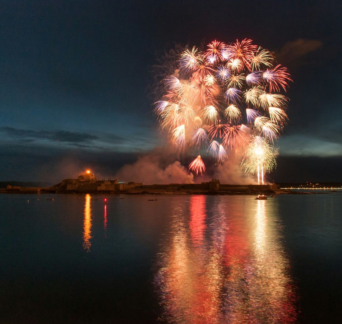britanski grad St. Helier otok Jersey vatromet festival cvijeca