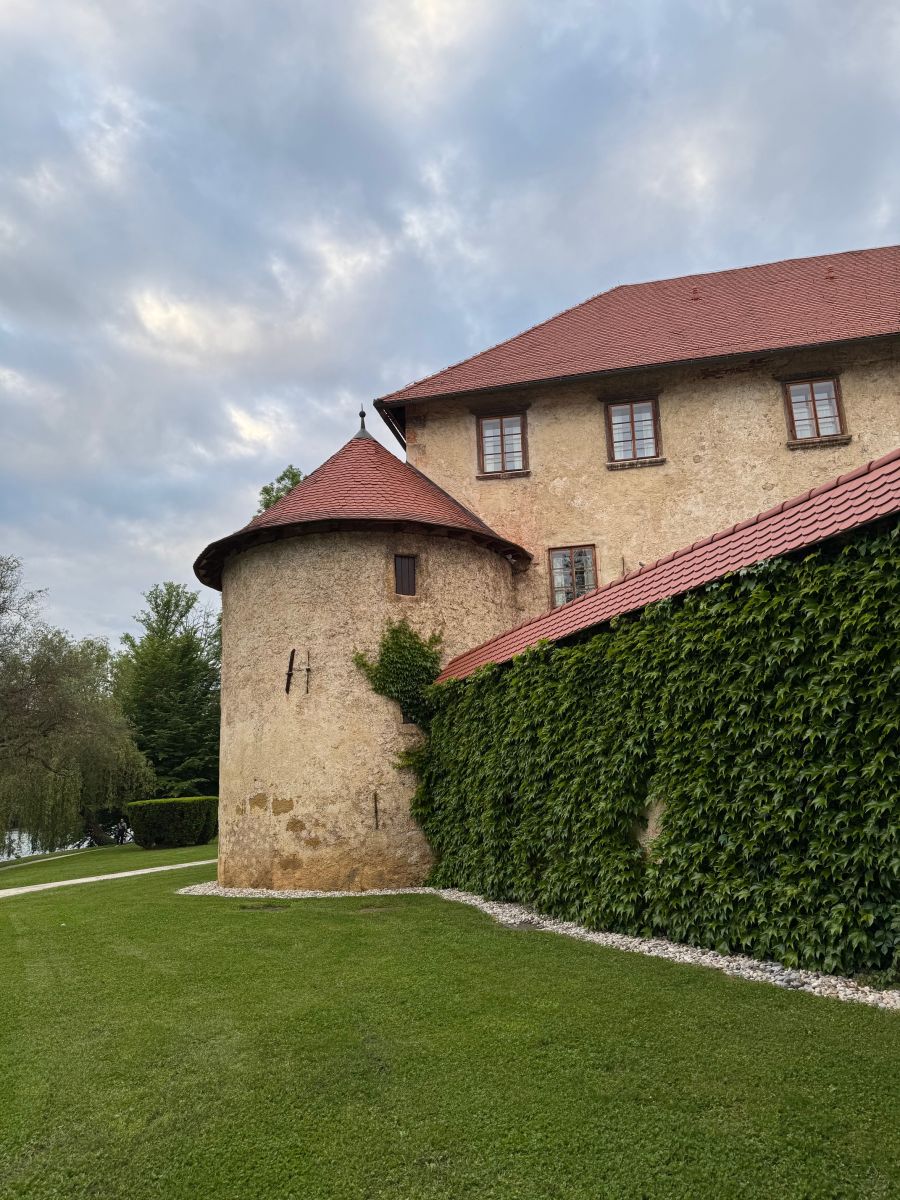 dvorac otoce3c rijeka krka slovenija