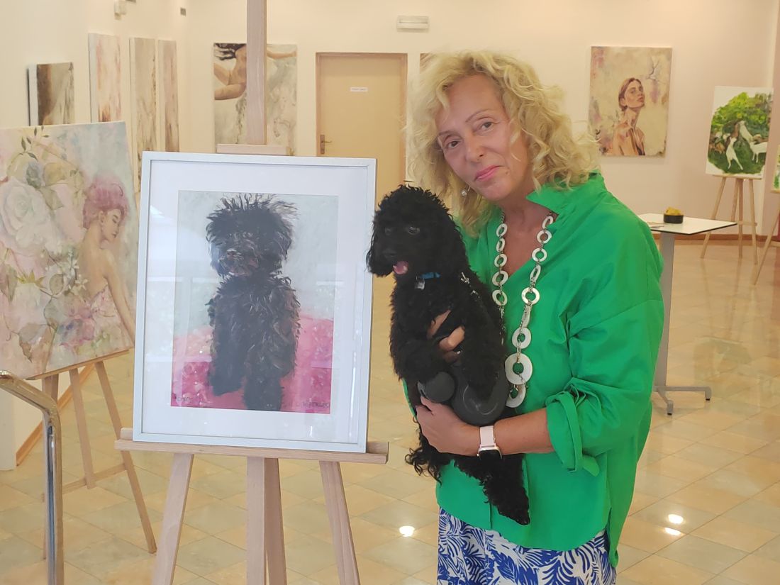 novinarka sanja mzaferija i njen pas pudl romeo na slici i uživo