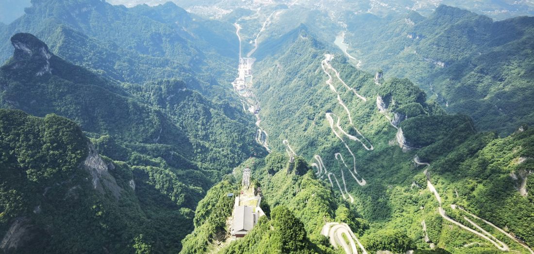 Zmajev greben, najimpresivnije turističko odredište Kine – zastrašujuće lijepa staza uz rijeku Yangtze izgleda kao da vodi do samog raja