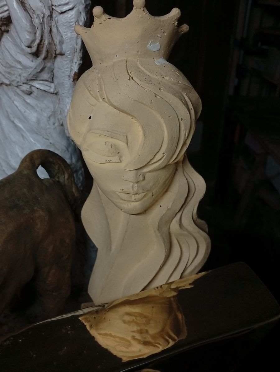 skulptura popijac zena izlozba