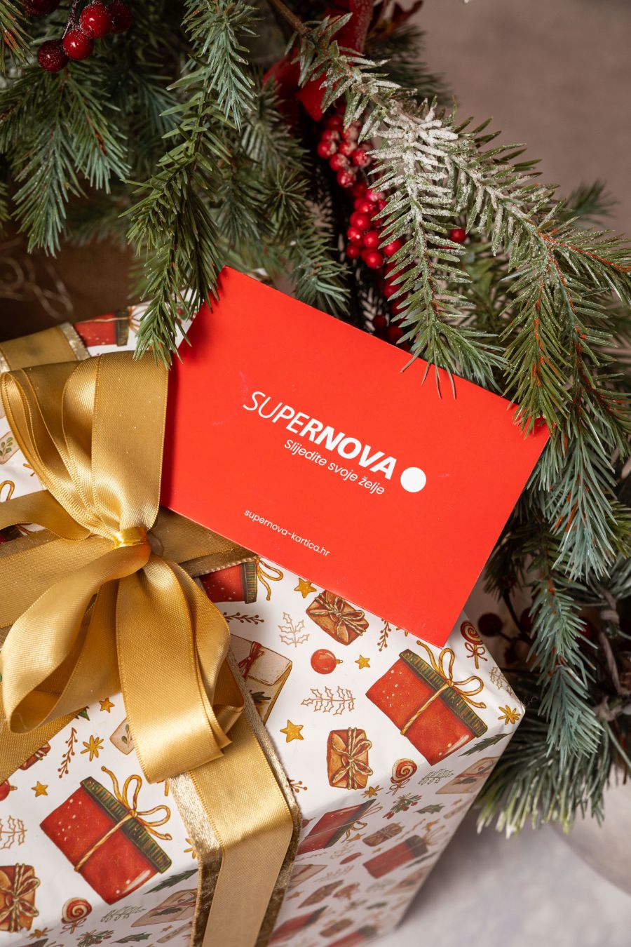 Poklon darovna kartica bozicni poklon supernova shopping centar