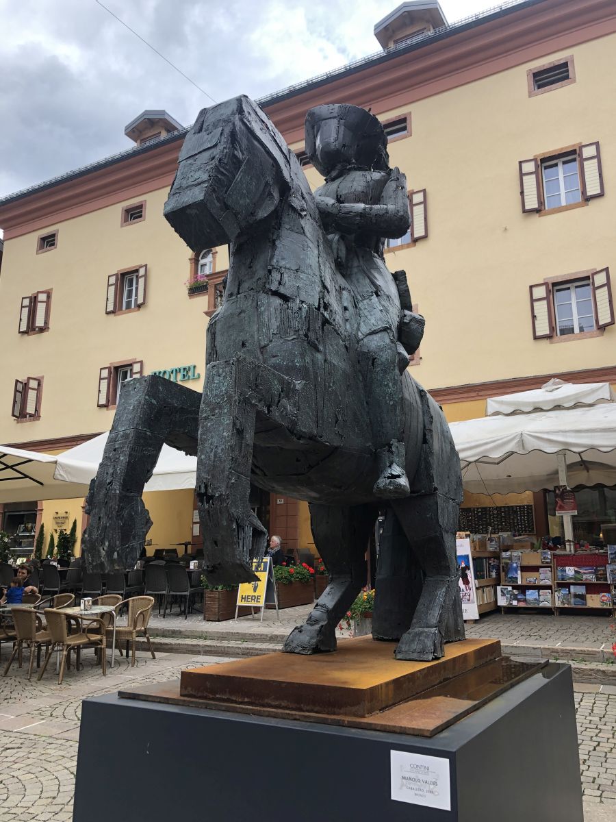 spomenik centar cortina Manolo Valdes