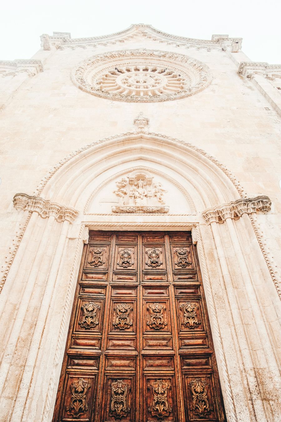 italija ostuni apulija putovanje Santa Maria Piazza Beato Giovanni Paolo II