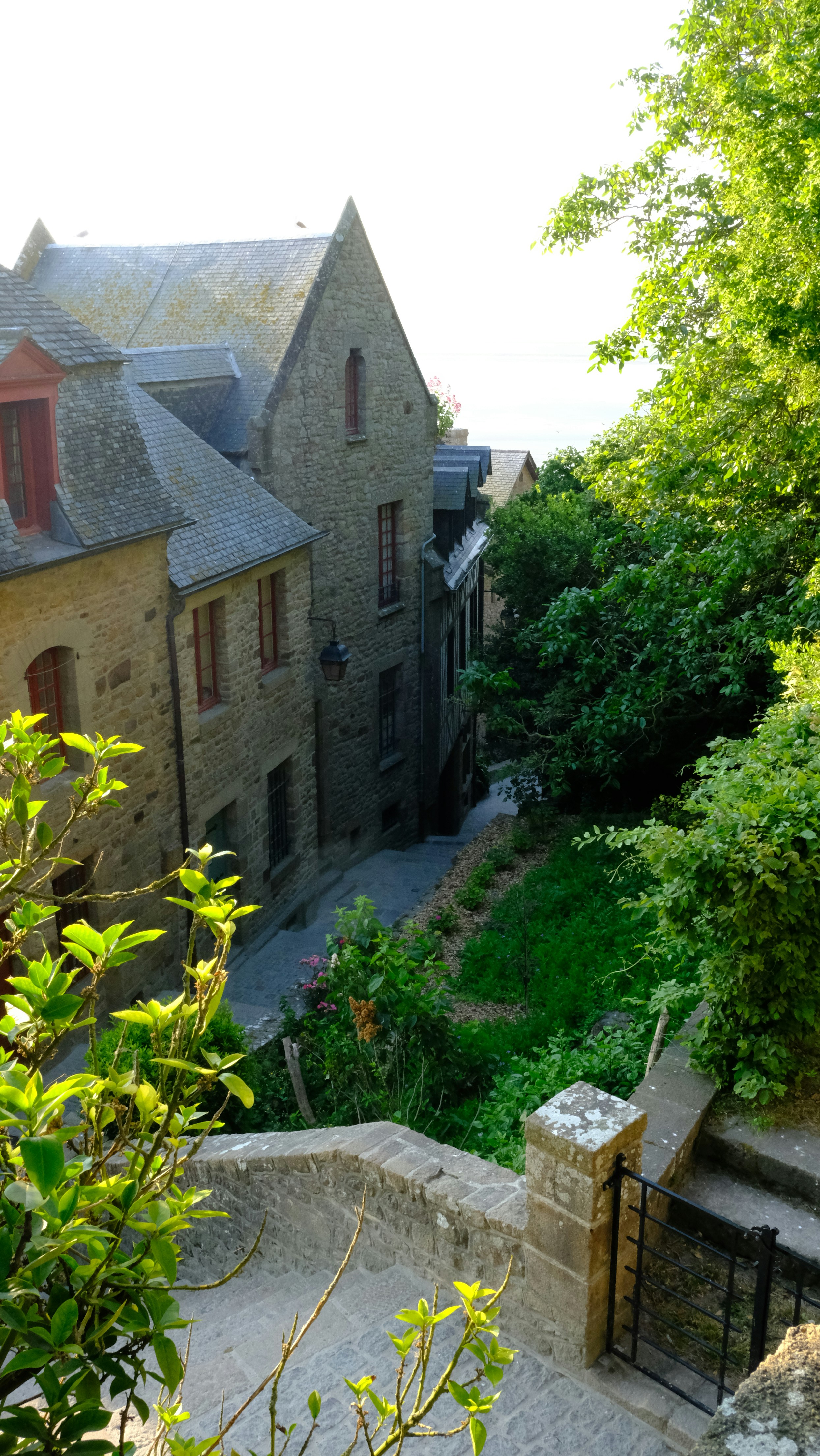 grande rue ulica Mont Saint Michel francuska normandija putovanje