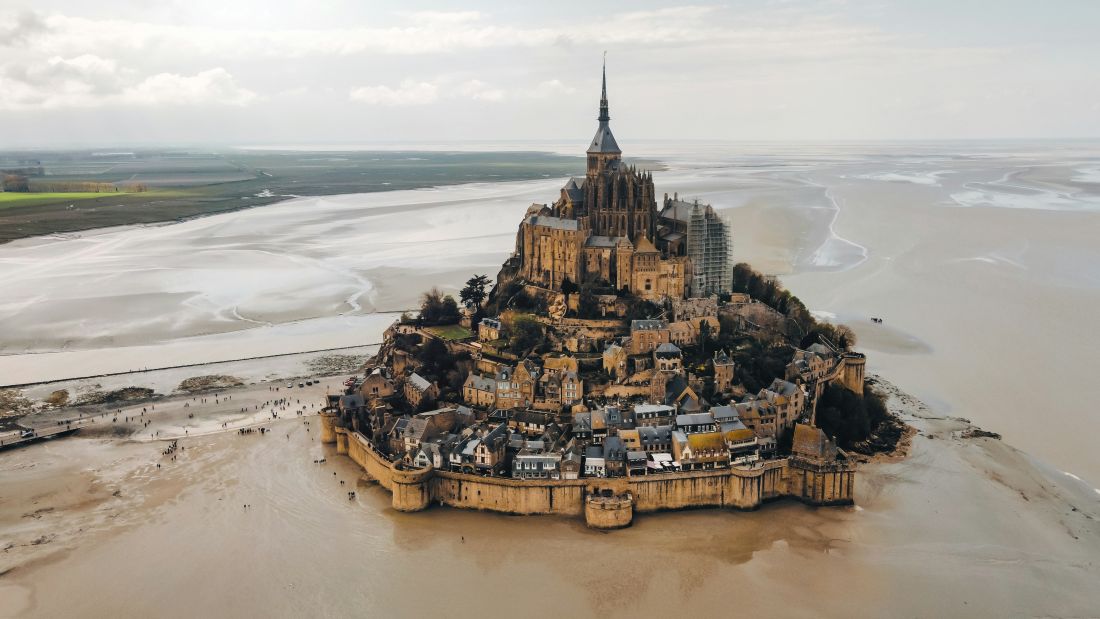 zanimljivosti mjesto otok Mont Saint Michel na suhom za vrijeme oseke Normandija Francuska