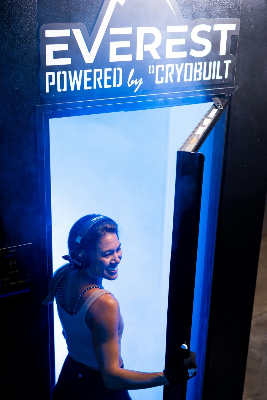 zena ulazi u kriokomoru cold cryo room for people