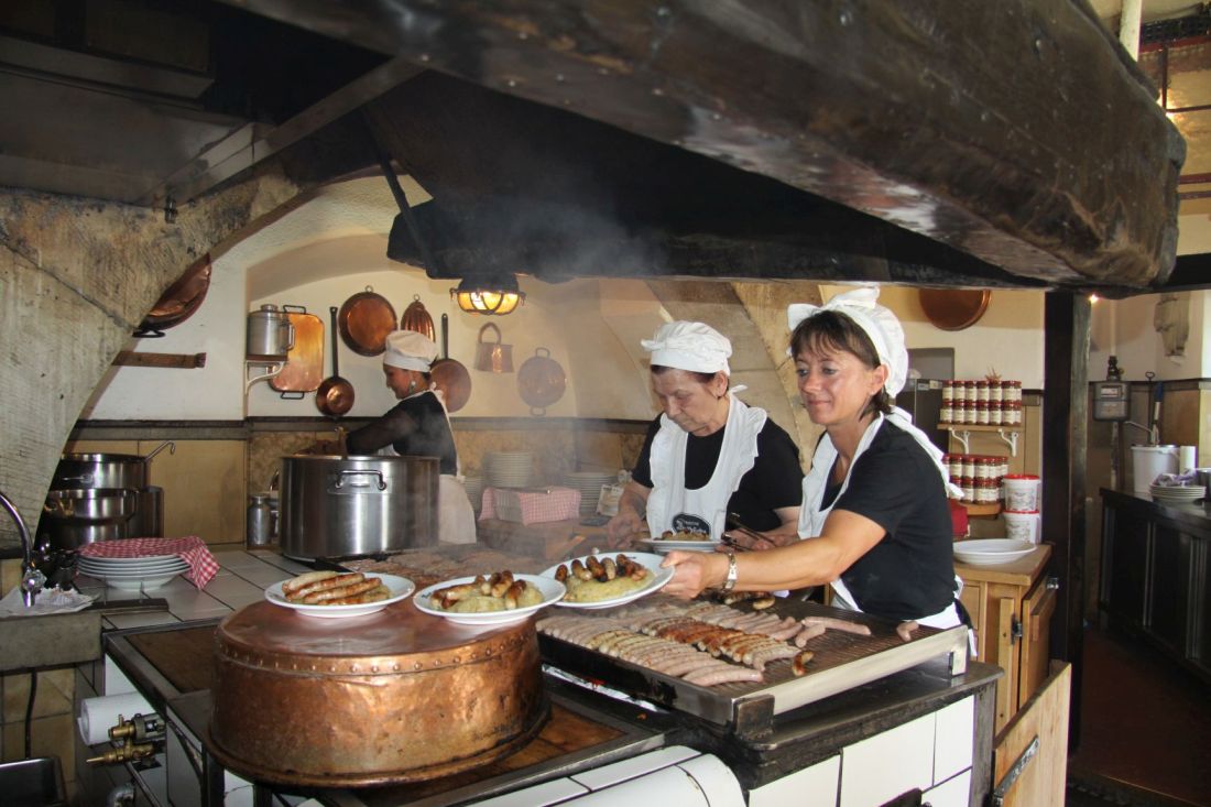 Historische_Wurstkueche regensburg originalan restoran na dunavu za kobasice kod kamenog mosta