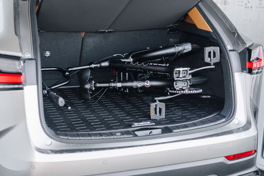 bicikl pony lexus u prtljazniku automobila