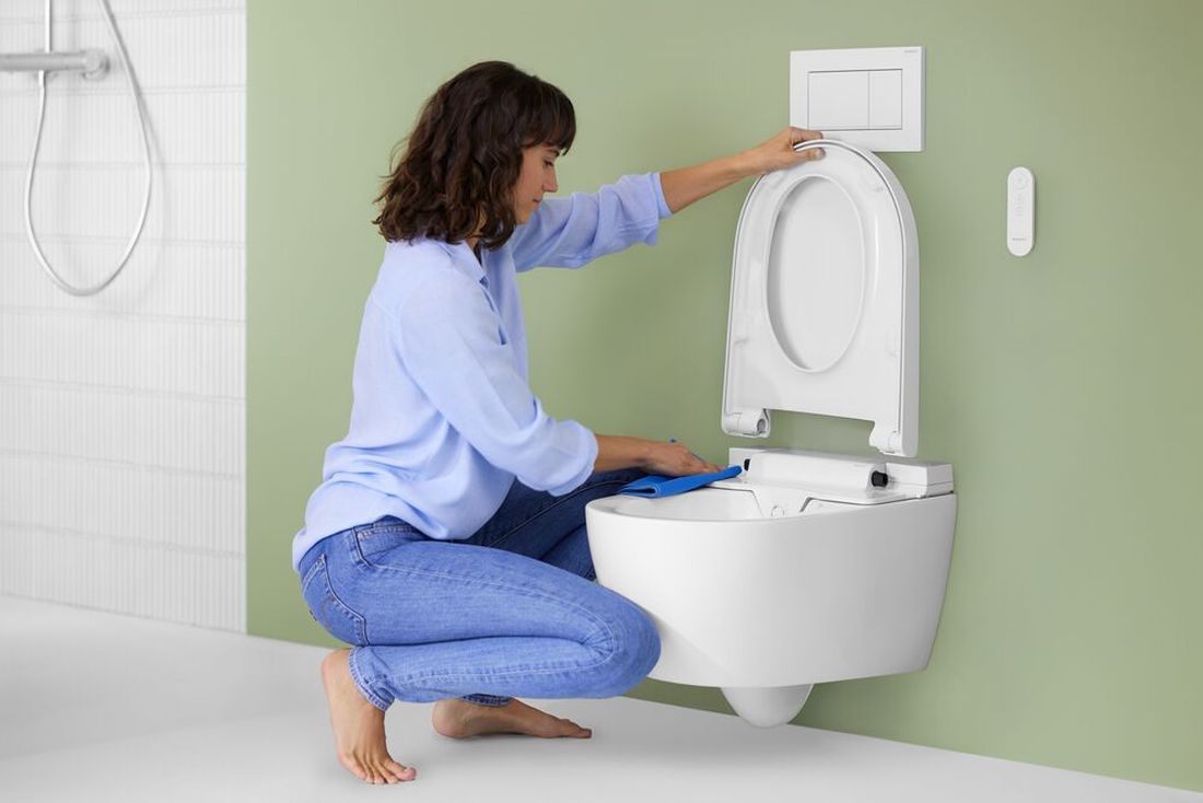 zena cisti wc skoljku Geberit_AquaClean_Alba_Family_Remote_control_Sigma20_square_QuickRelease_cleaning_model