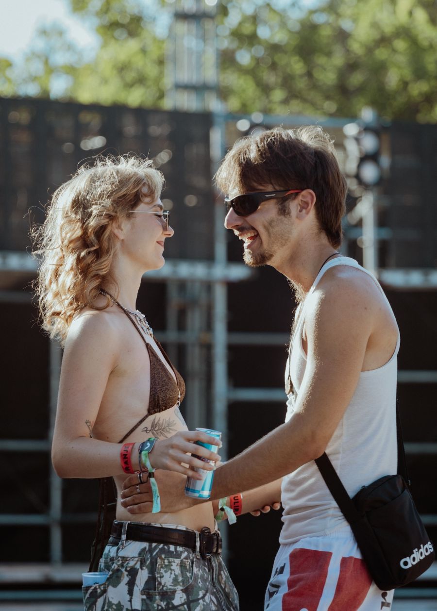 zena i muskarac plesu na festivalu elektonicke glazbe tisno hrvtaska 2026