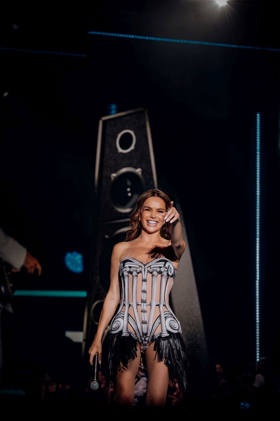 Severina pokazuje prstom na publiku koncert