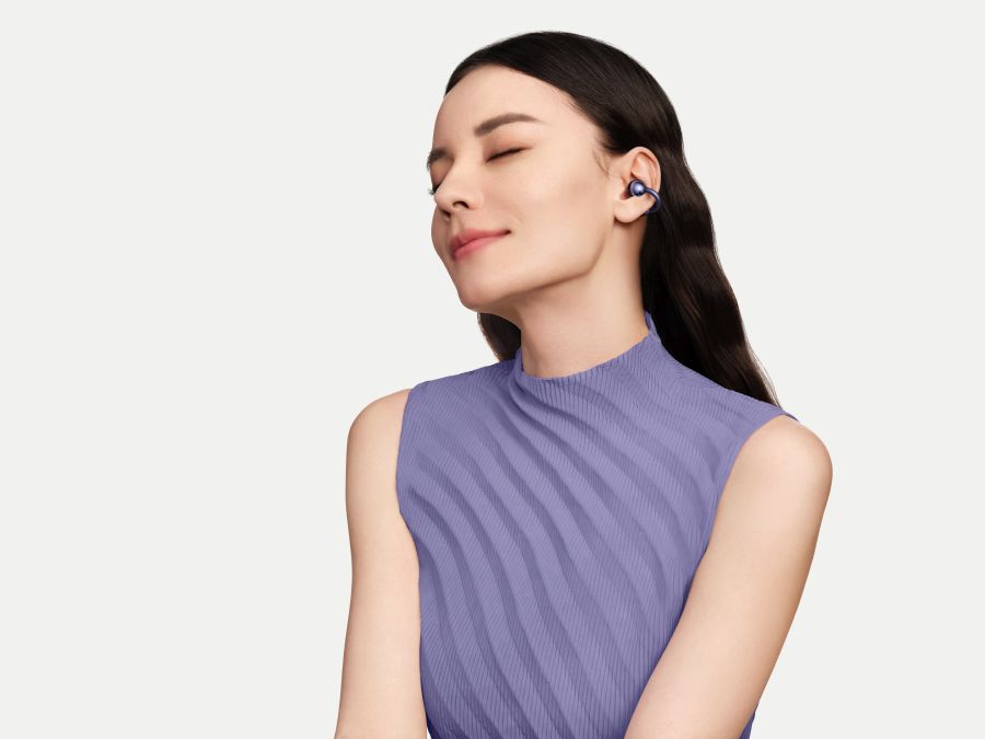 djevojka uziva u muzici najnovije huawei bezicne slusalice model FreeClip 2S FreeClip2