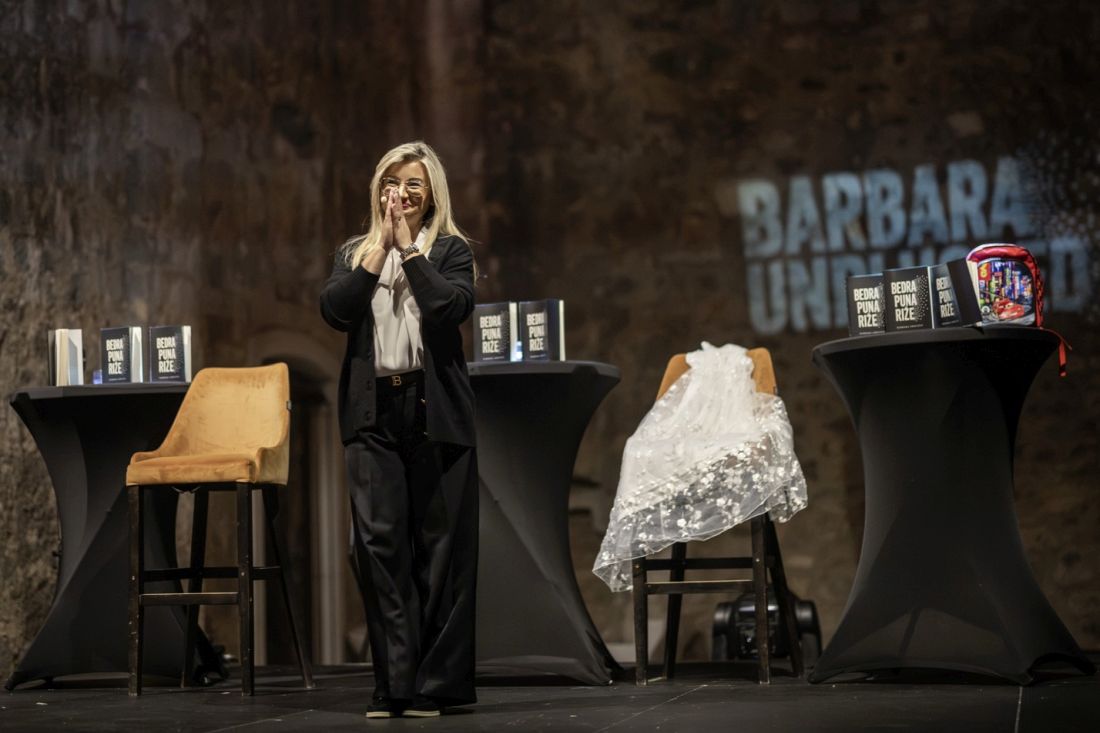Barbara Udovicic zahvaljue publcic na promociji knjige bedra puna rize