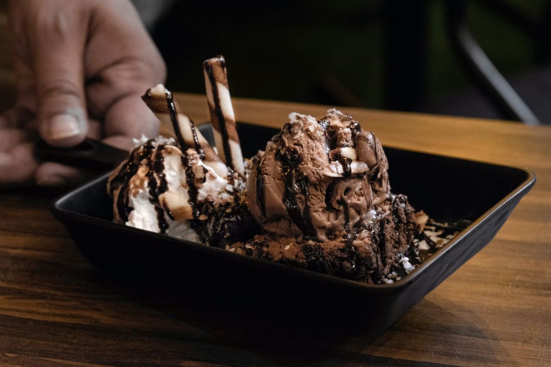 Savrsen brzi desert Tamna cokolada, cvijet soli i kap maslinovog mladog ulja