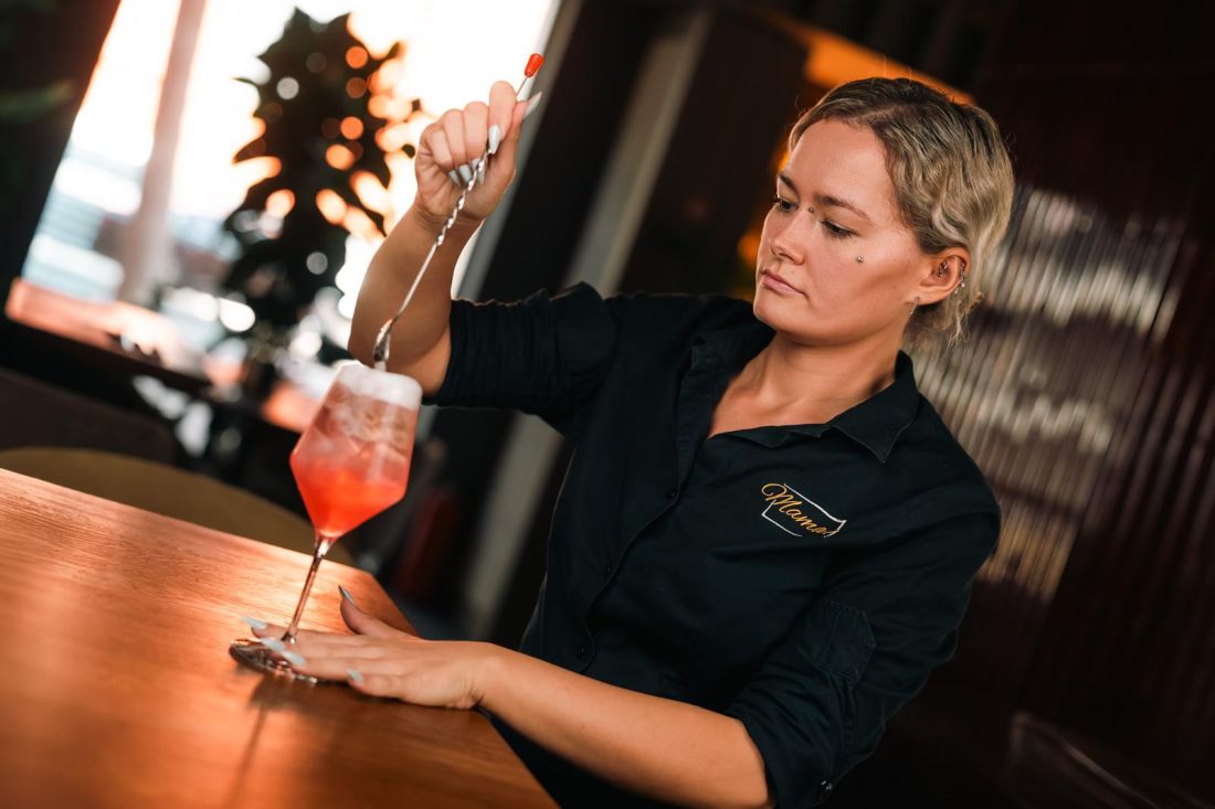 barmenka priprema spritz koktel restoran mama zagreb