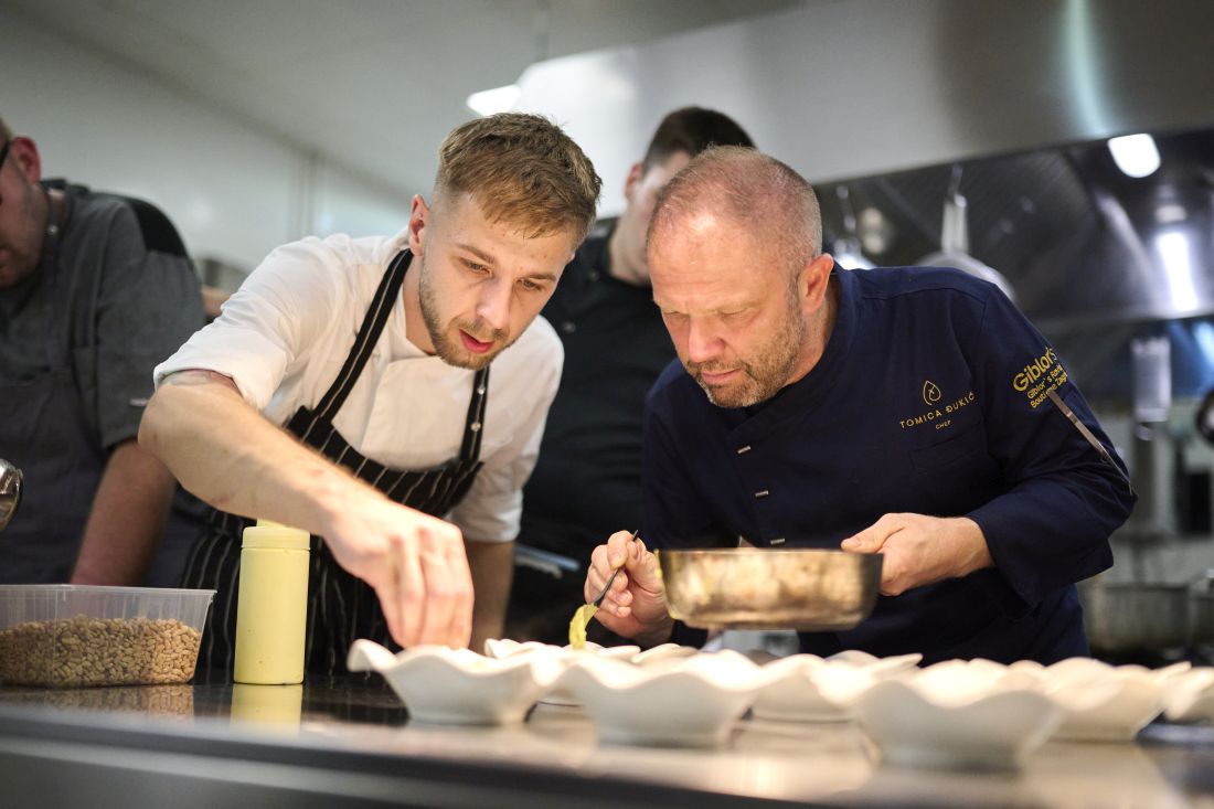 chef Marko Buzuk i chef tomica dukic pripremaju hranu