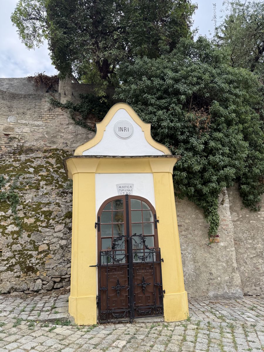 kapelica ispod srenjevjekovnih zidina hainburg austria
