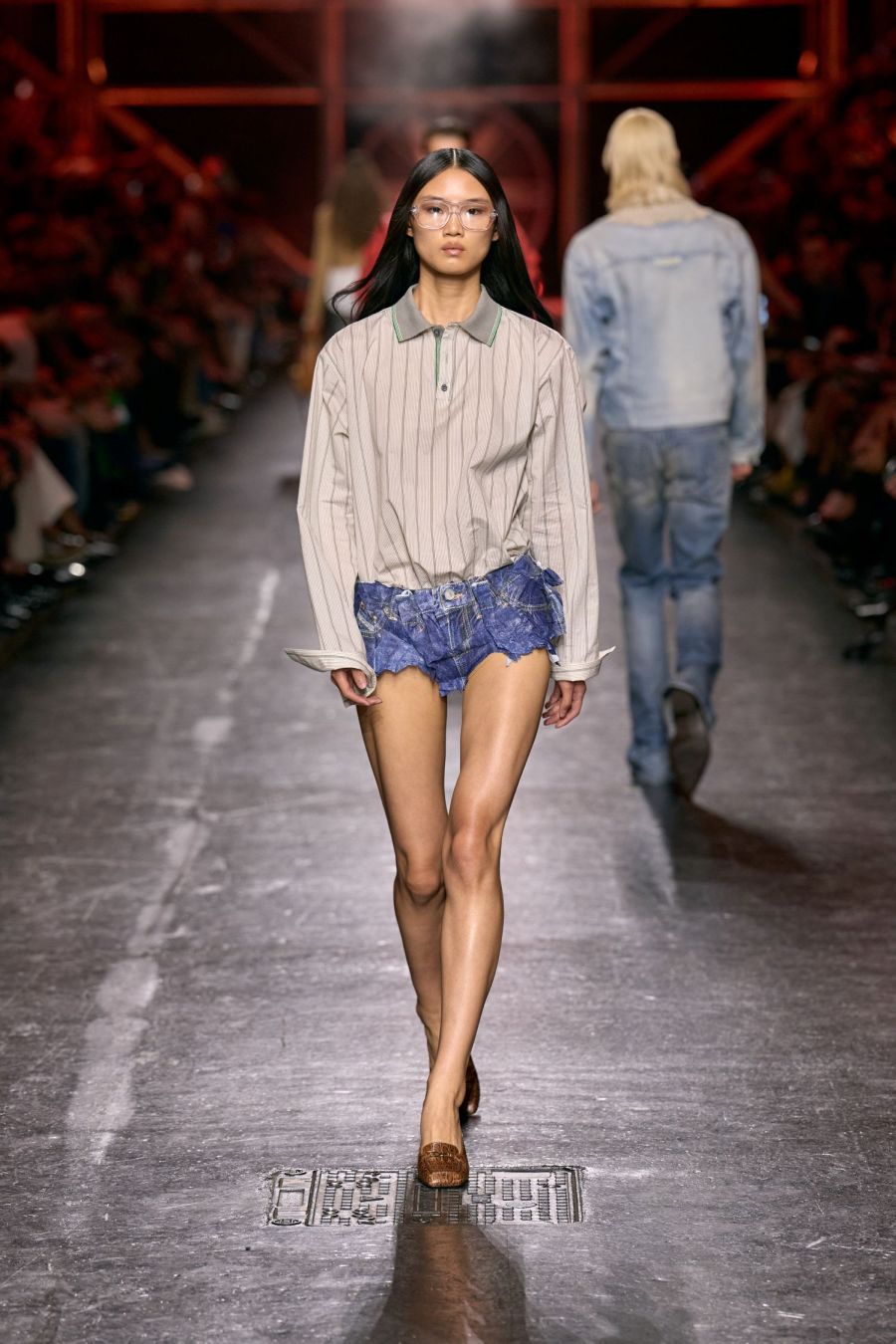 manekenka Diesel kratke jeans hlace kosulja tjedan mode milano