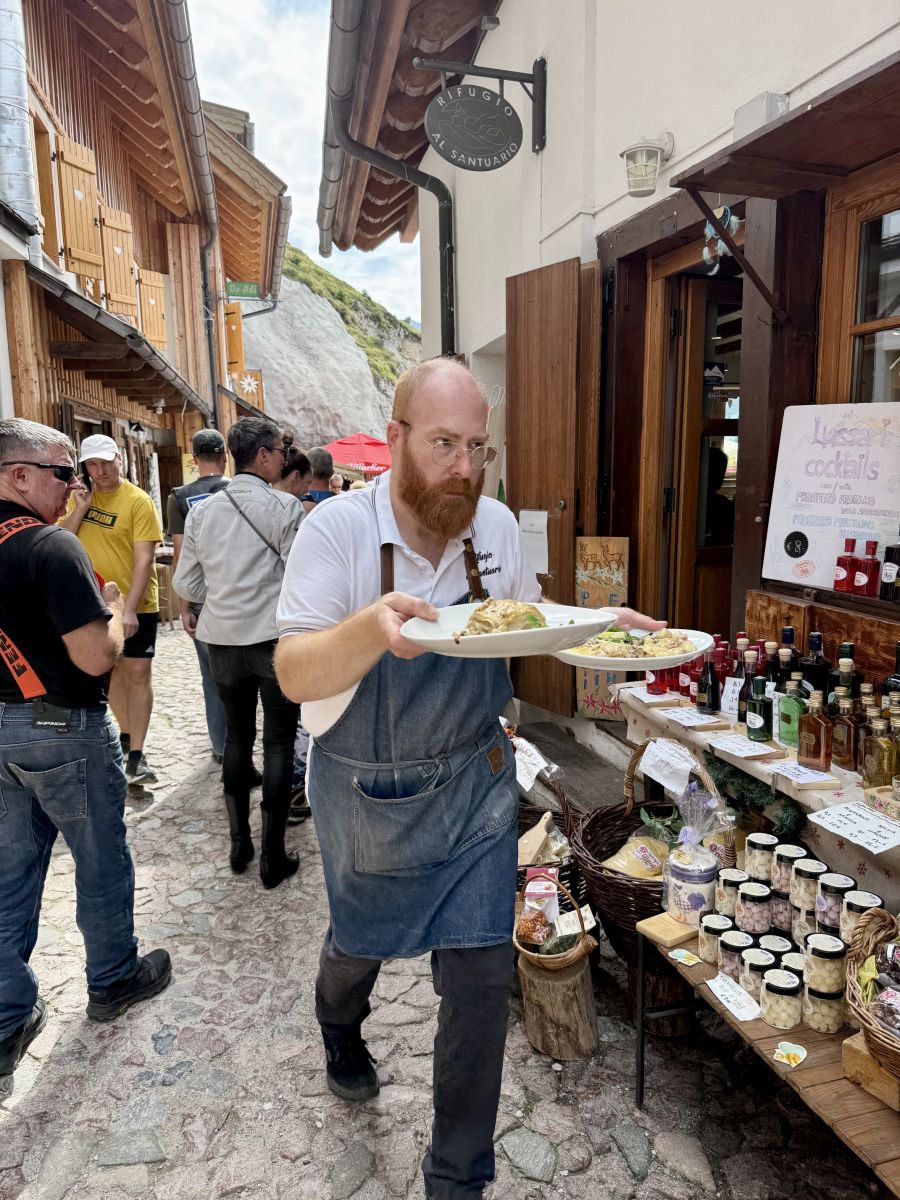 specijalitet monte lussari frico konobar nosi jela