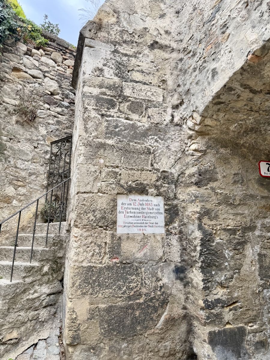 srednjevjekovne zidine ulaz u grad hainburg na dunavu austria
