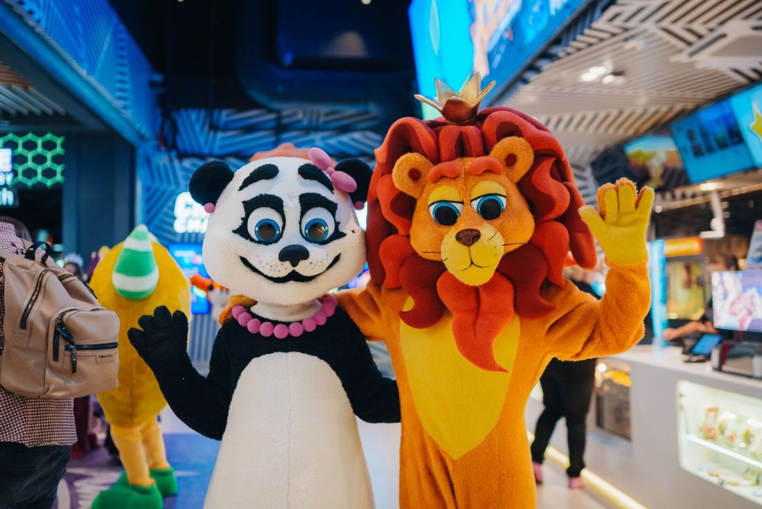 Foto maskote panda i lav
